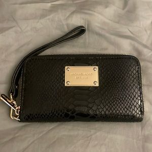 Micheal Kors Wristlet EUC
